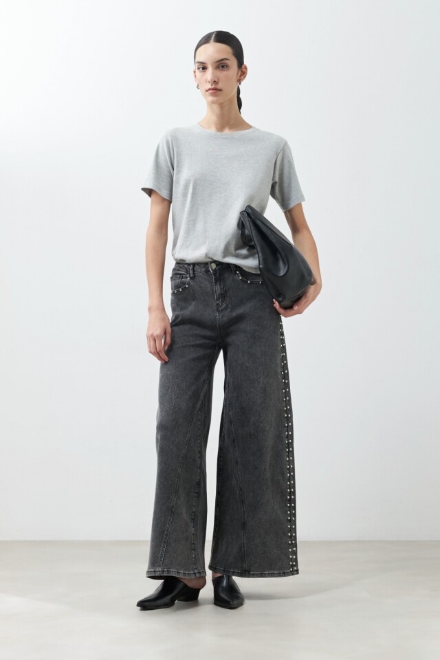 Jean wide leg con tachas Sade gris oscuro