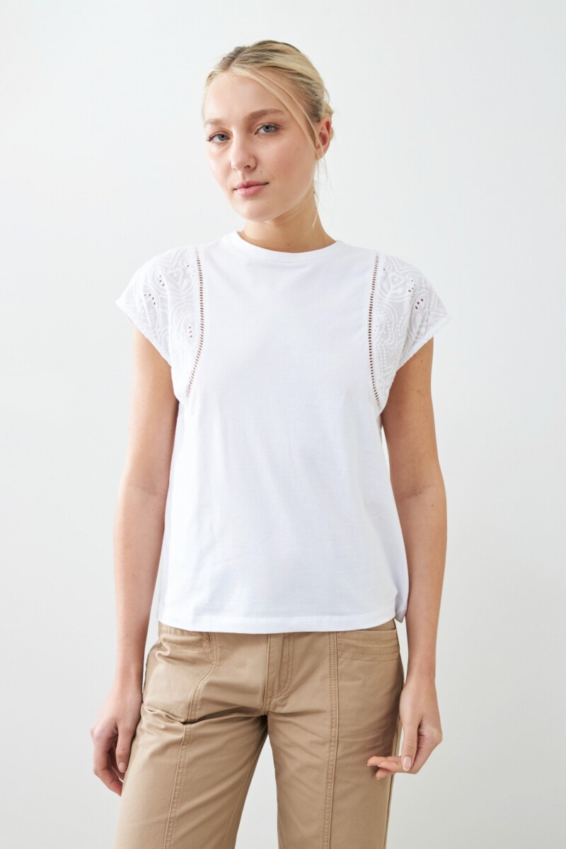 Remera con broderie y vainillas blanco