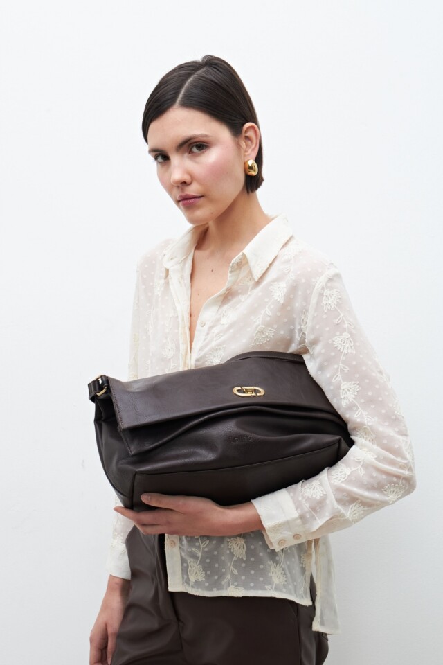 Bolso bandolera solapa y cierre metálico chocolate