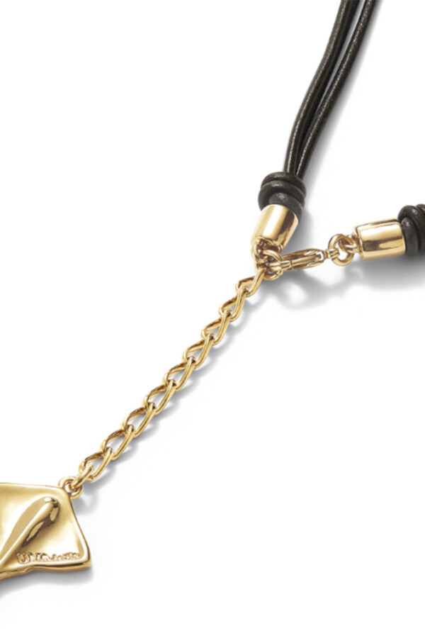 COLGANTE DE CUERO CON ALEACIÓN DE METALES BAÑADO EN ORO 18K CON FORMA DE MANTARRAYA Colgante