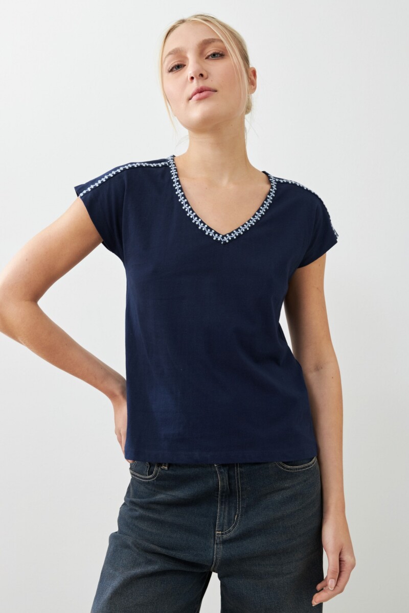 Remera bordada escote en V azul marino