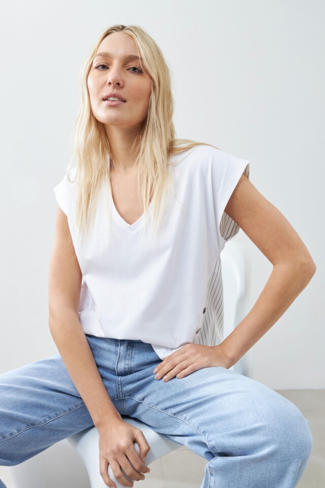 Remera combinada con botones blanco