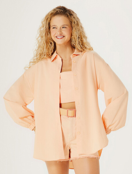 CAMISA MODELO OVERSIZE NARANJA