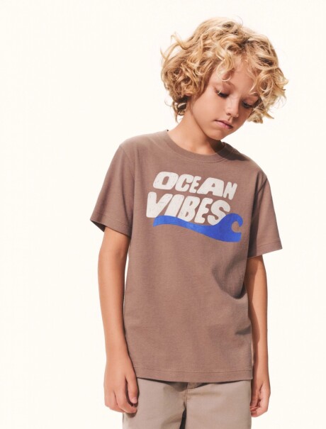 CAMISETA INFANTIL CON ESTAMPA MARRÓN