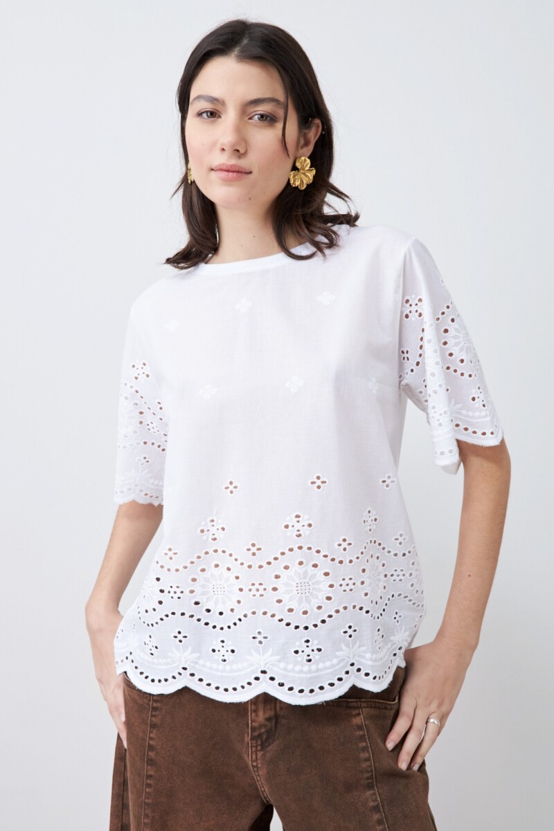 Remera con broderie blanco
