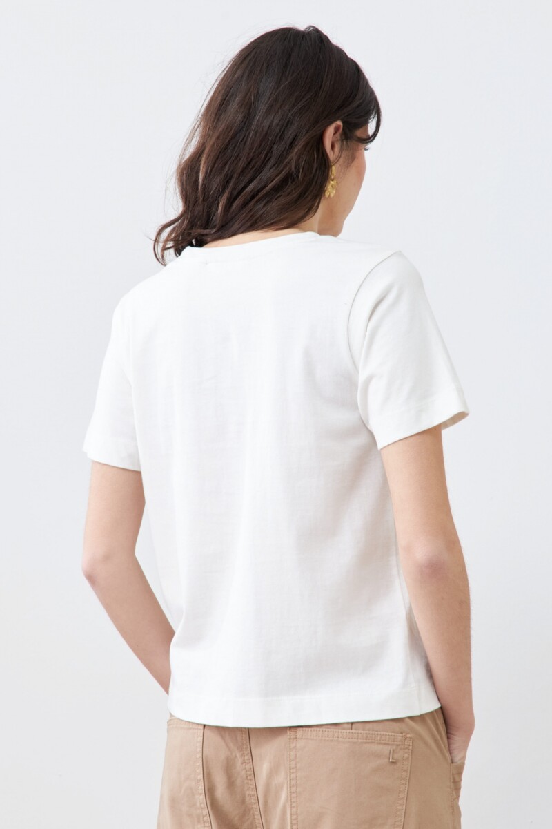 Remera con bordados calados crudo