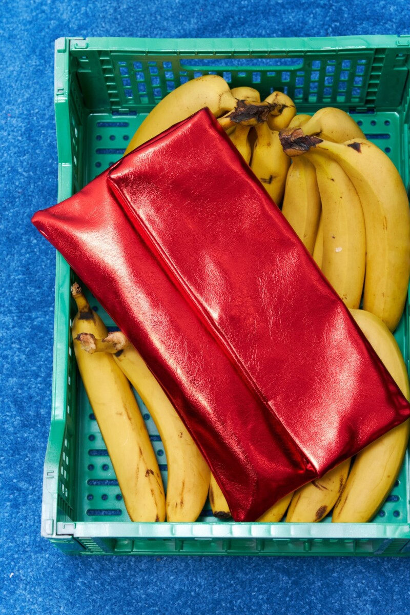 Sobre metalizado con correa rojo