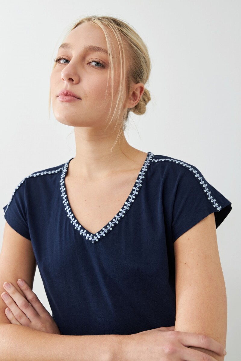 Remera bordada escote en V azul marino