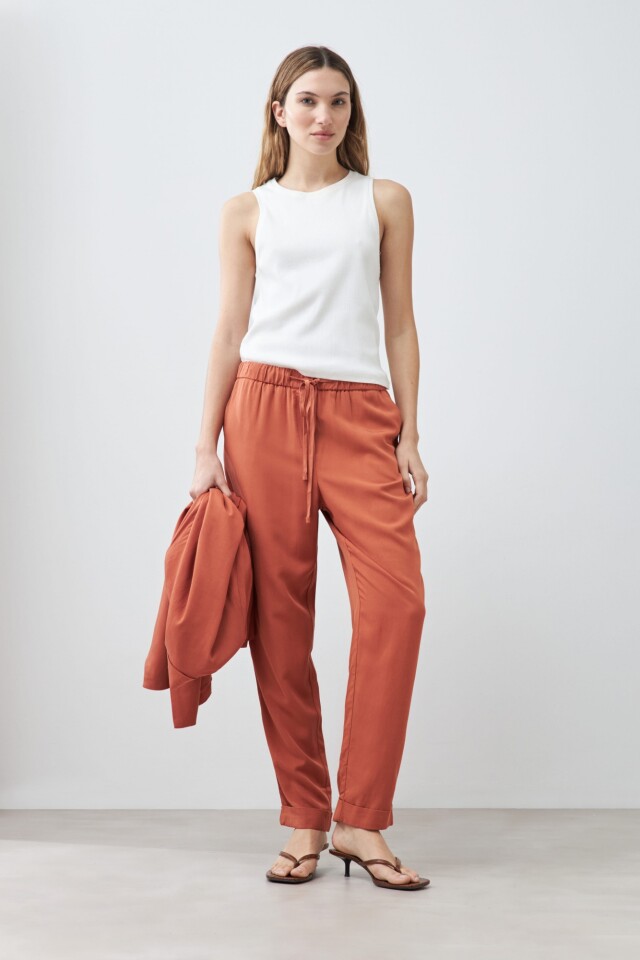 Pantalón de lyocell lacre