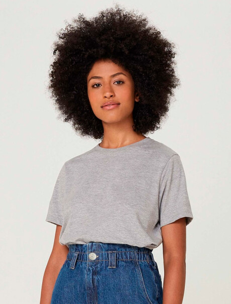 CAMISETA BÁSICA ESCOTE A LA BASE GRIS