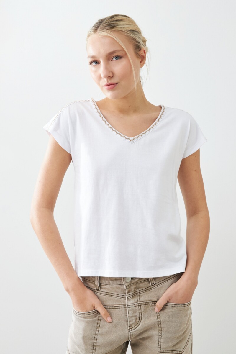 Remera bordada escote en V blanco