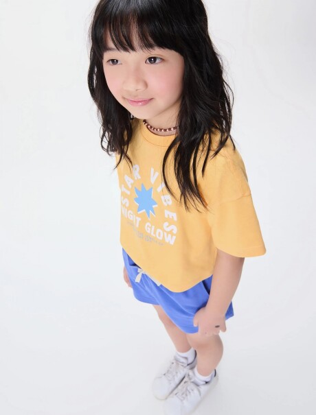 CAMISETA INFANTIL CON ESTAMPA AMARILLO