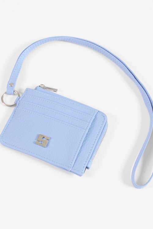 Tarjetero con strap granulado celeste