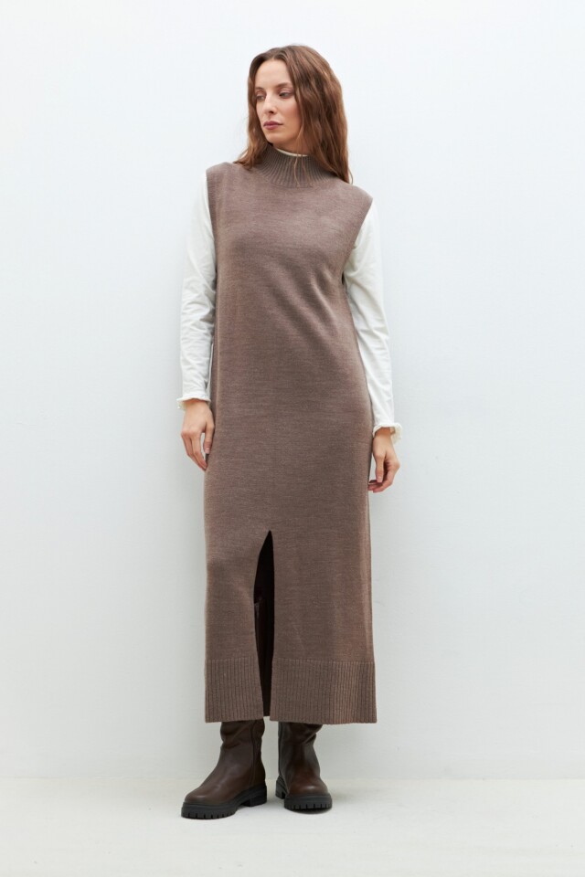 Vestido tejido con tajo chocolate