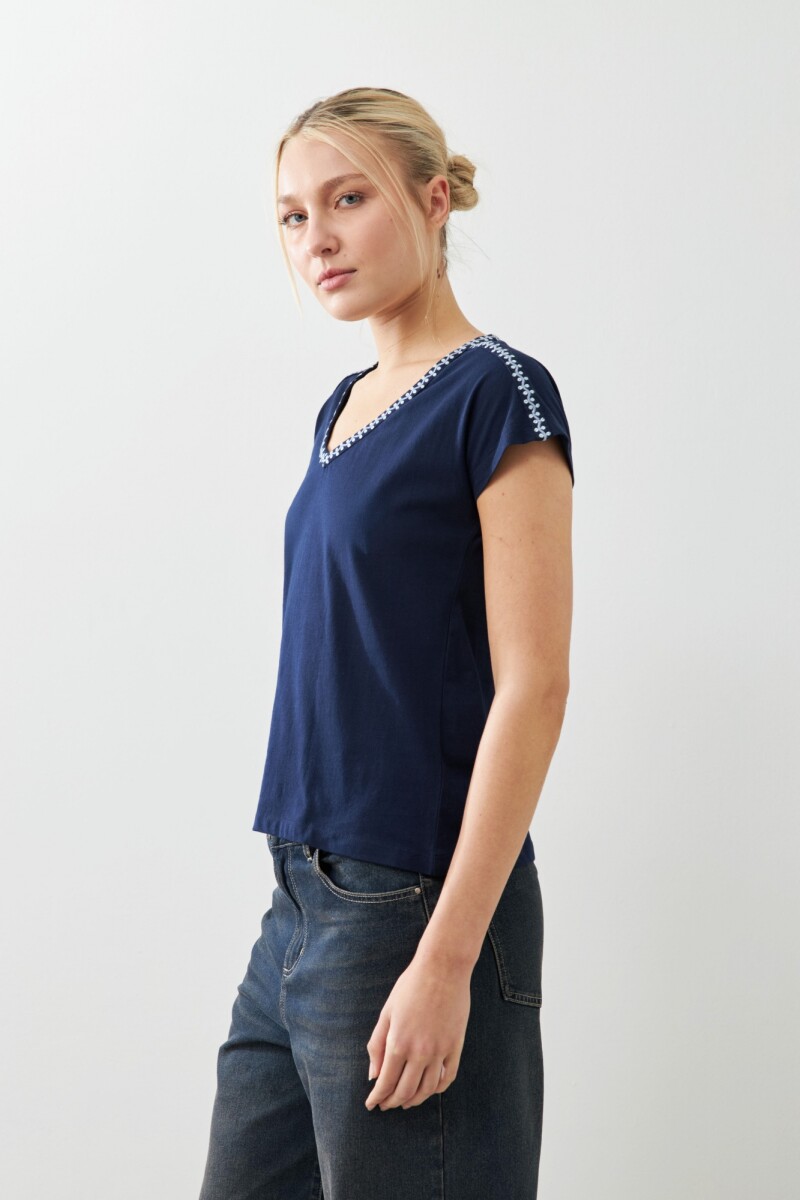 Remera bordada escote en V azul marino
