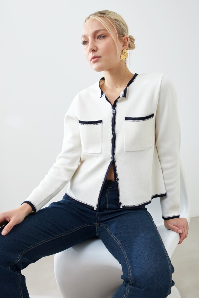 Chaqueta tejida vivos en contraste crudo