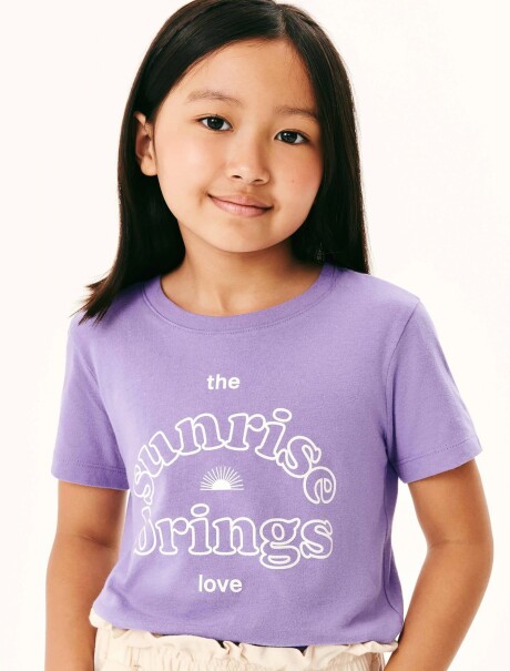 CAMISETA INFANTIL CON ESTAMPA LILA