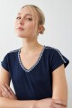 Remera bordada escote en V azul marino