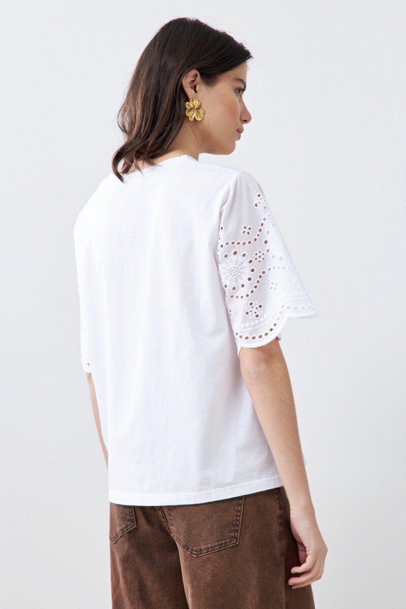 Remera con broderie blanco