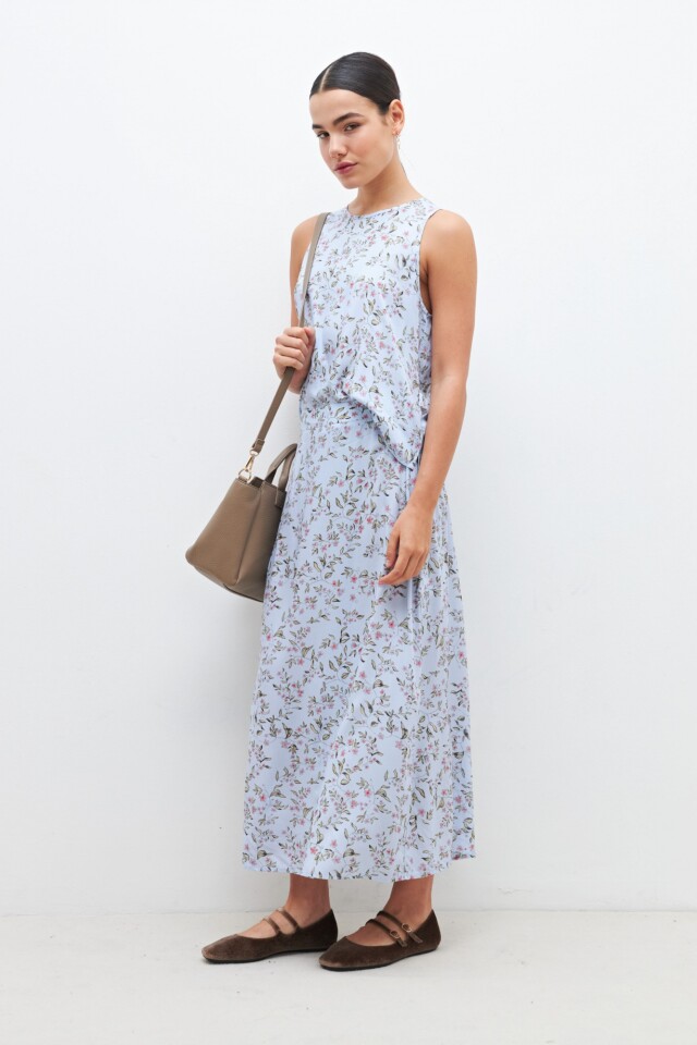 Blusa con estampa floral celeste