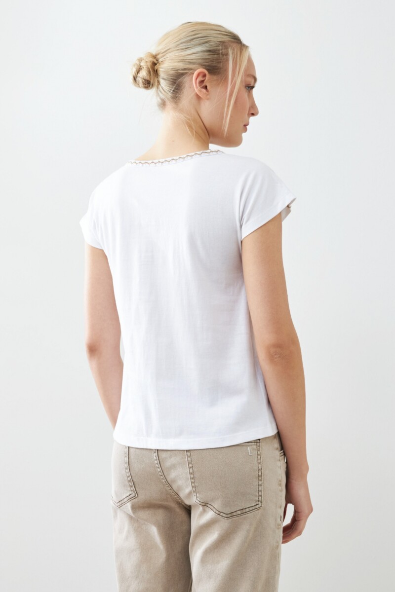 Remera bordada escote en V blanco