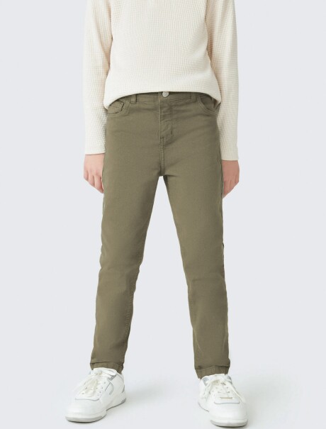 PANTALÓN BÁSICO INFANTIL MODELO SLIM VERDE