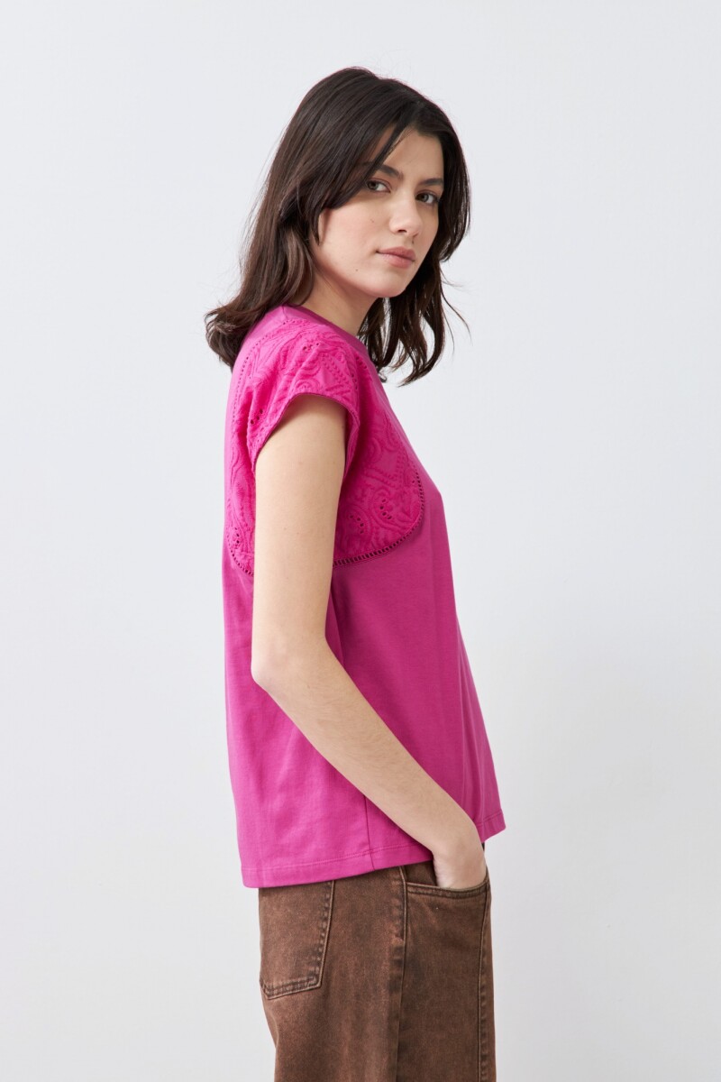 Remera con broderie y vainillas fucsia