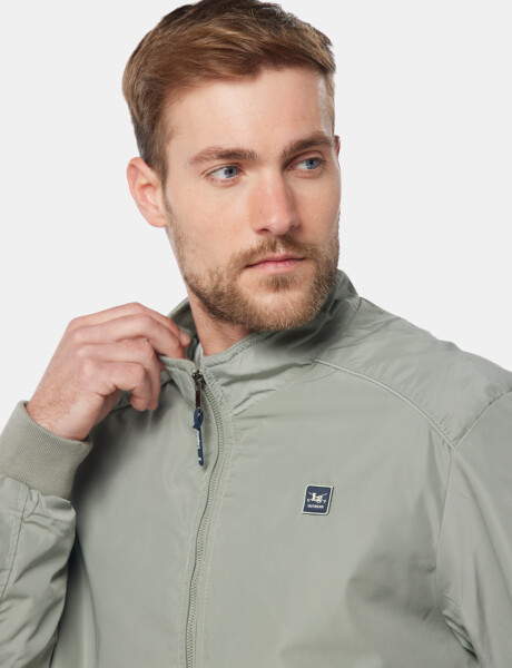 CAMPERA LIVIANA CON PUÑOS Verde Claro