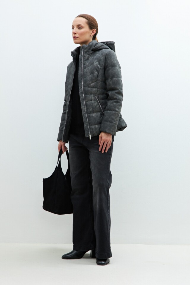 Campera eco-cuero capitoneada gris oscuro