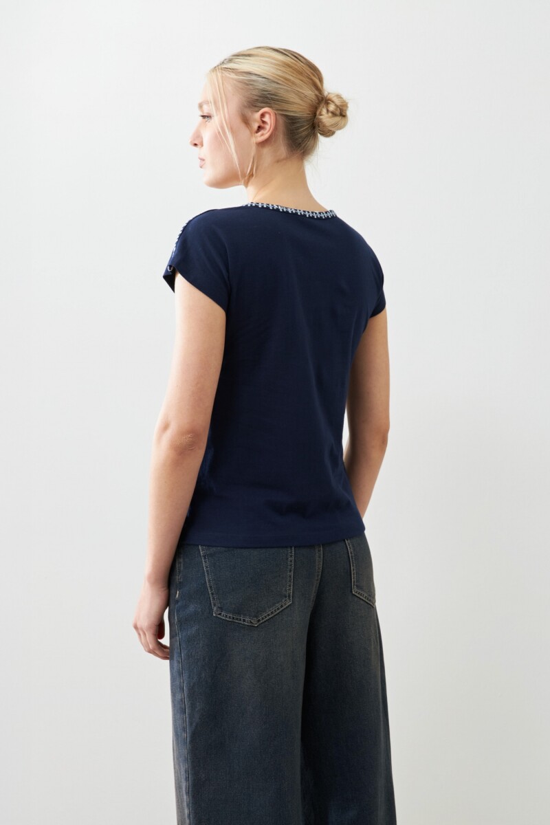 Remera bordada escote en V azul marino