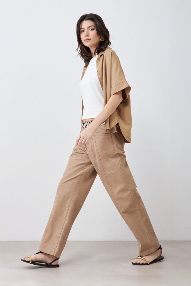 Pantalón recto con pespuntes tostado