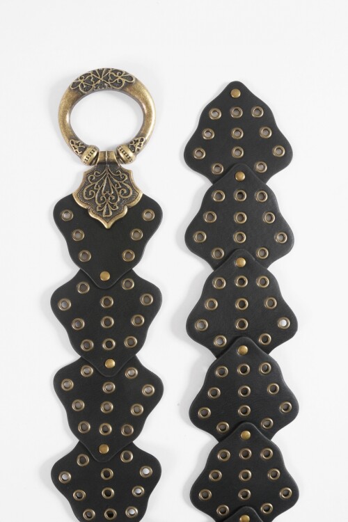 Cinturón hebilla labrada y ojalillos negro