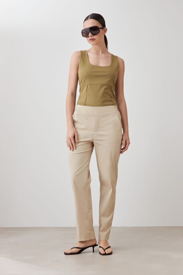 Pantalón recto beige