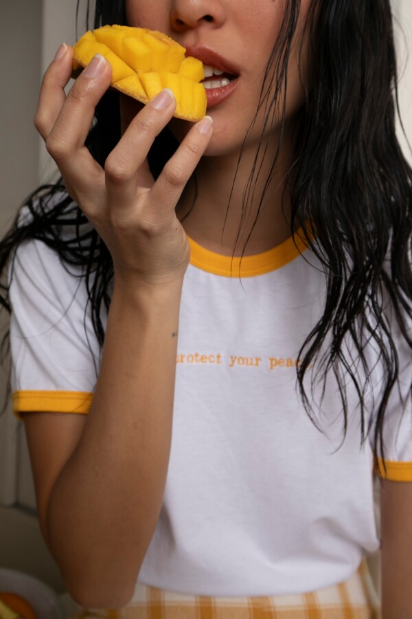 Remera Retro Frase Amarilla