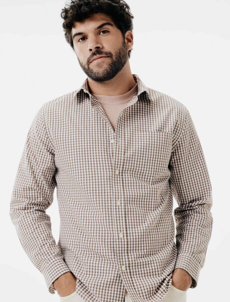 CAMISA MODELO SLIM A CUADRILLÉ MARRÓN