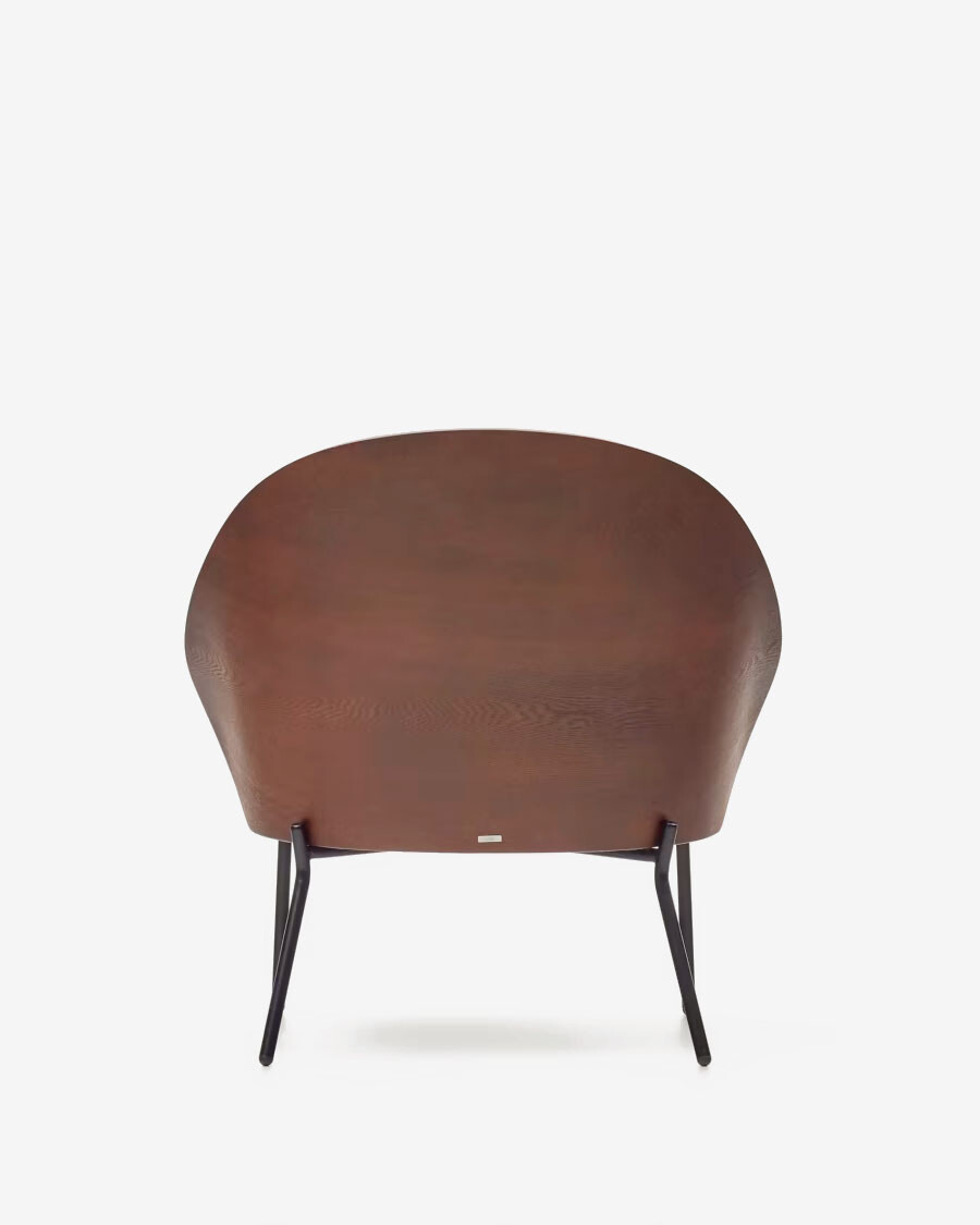 Butaca Eamy marrón claro chapado en fresno con acabado wengué y metal con acabado negro