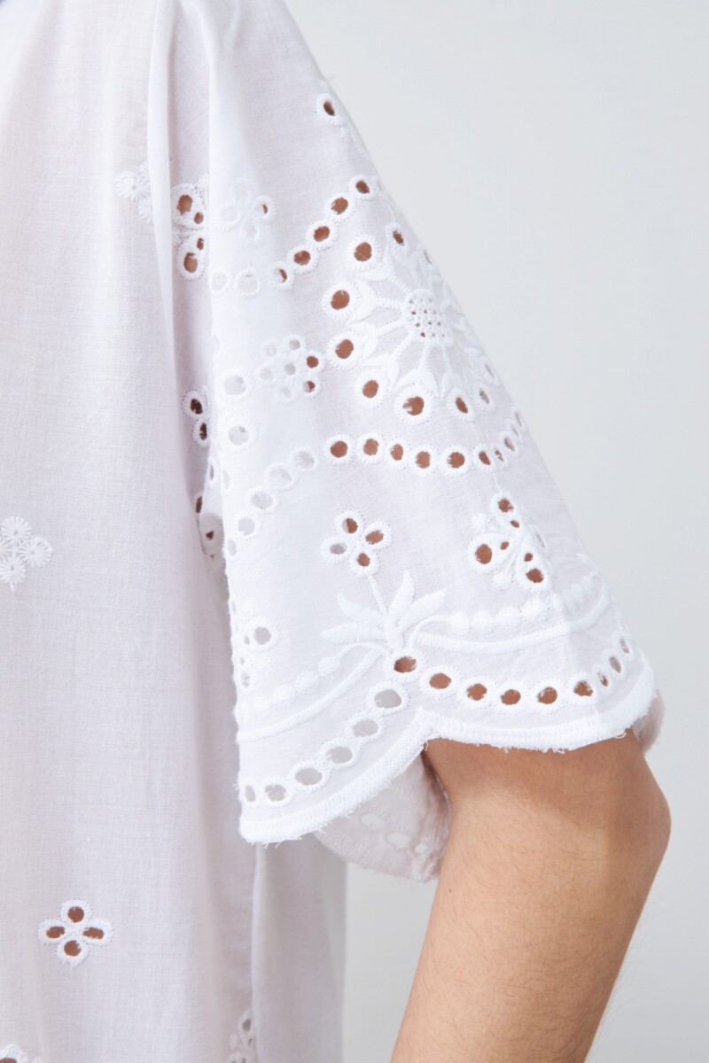 Remera con broderie blanco