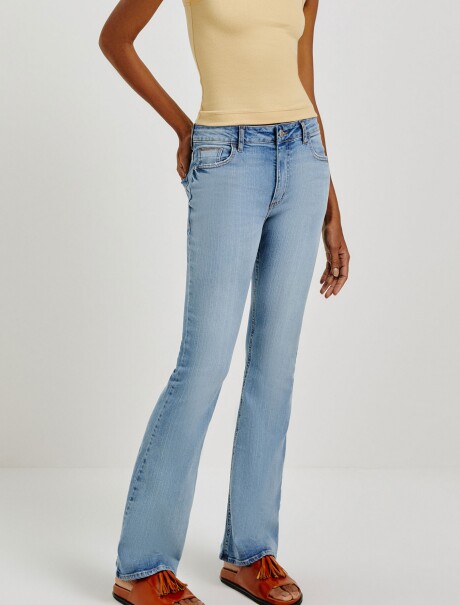 PANTALÓN DE JEAN CON ELASTANO CELESTE