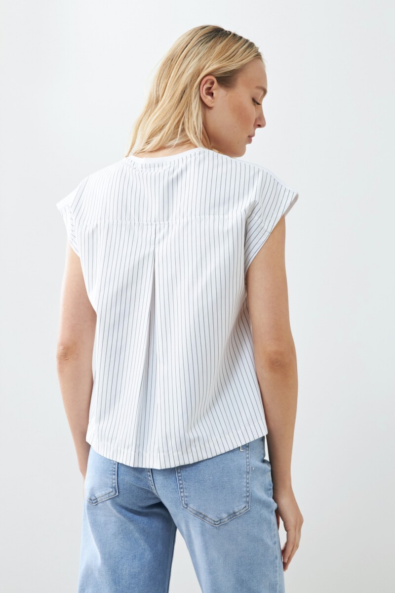 Remera combinada con botones blanco