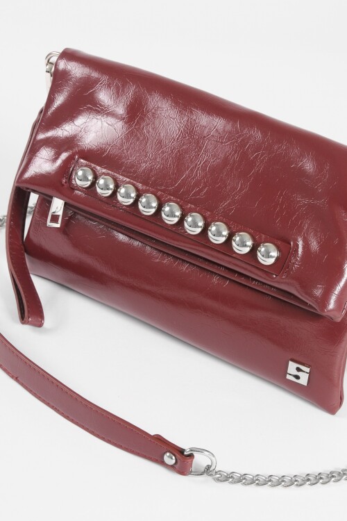 Sobre con tachas y correa bordo