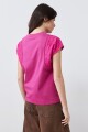 Remera con broderie y vainillas fucsia
