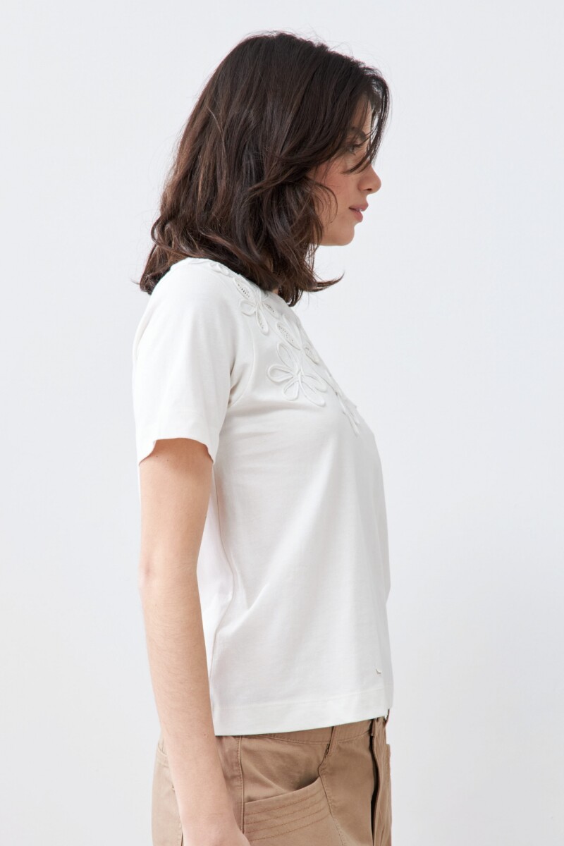 Remera con bordados calados crudo