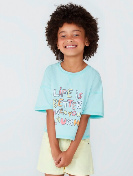 BLUSA CROPPED DE NIÑA CON ESTAMPA CELESTE