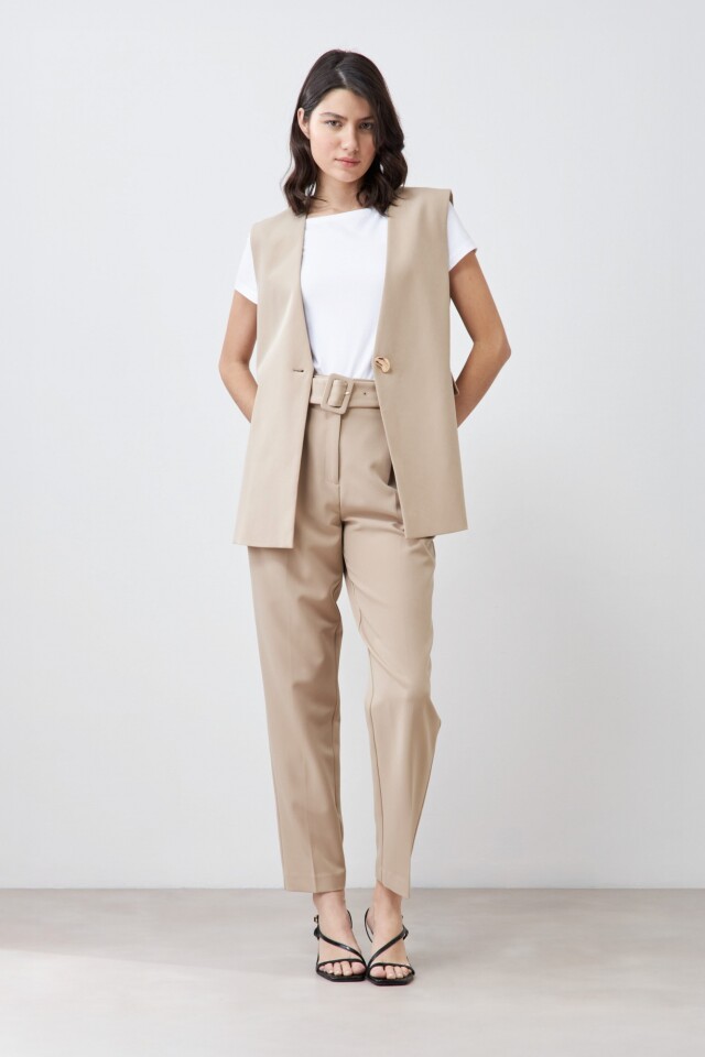 Pantalón sastrero con pinzas y cinturón beige