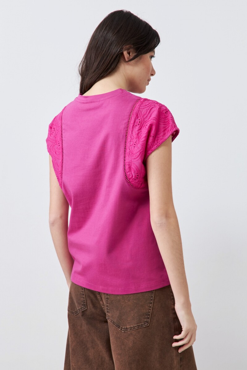 Remera con broderie y vainillas fucsia