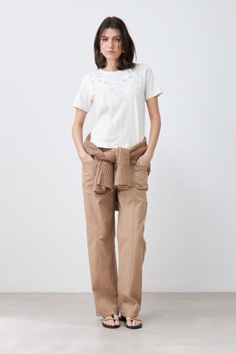Remera con bordados calados crudo