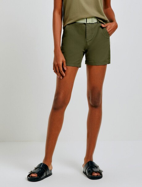 SHORT BÁSICO MODELO CHINO VERDE