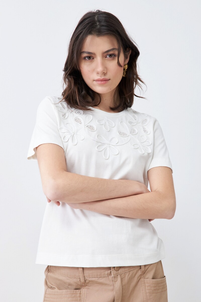 Remera con bordados calados crudo