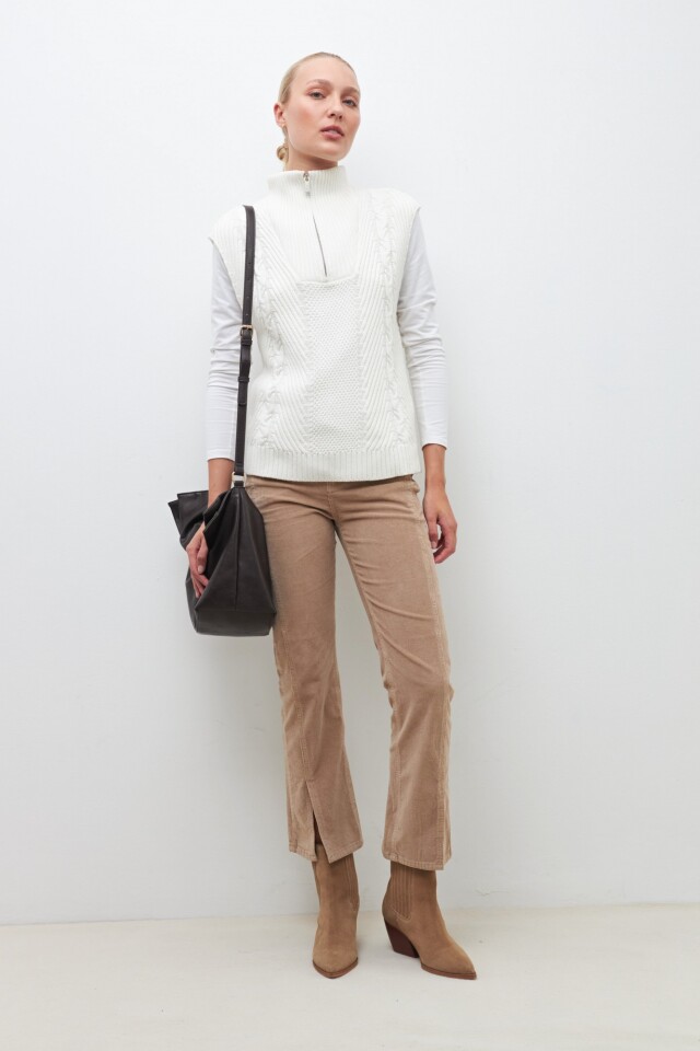 Chaleco tejido con estructuras crudo