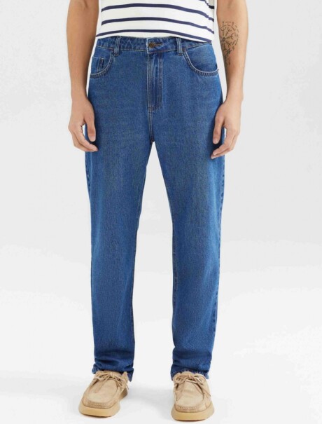 PANTALÓN DE JEAN MODELO RECTO AZUL